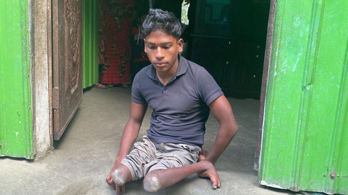 হামাগুড়ি দিয়ে চলছে রাব্বির জীবন