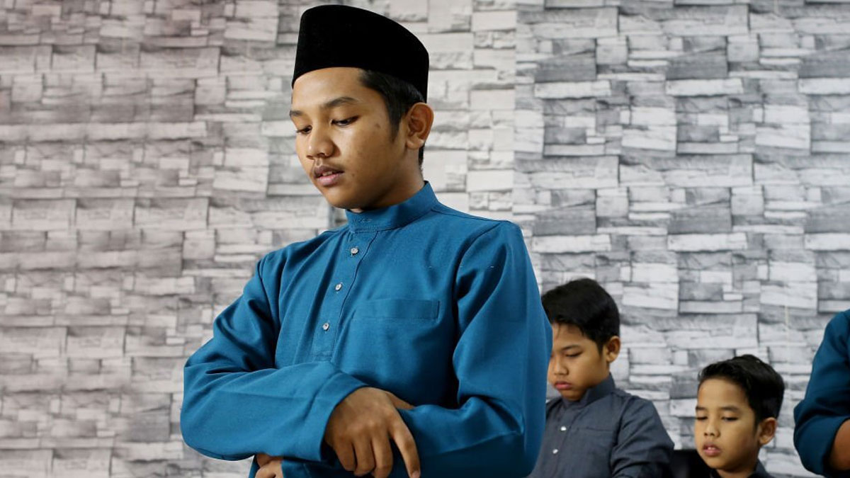 একাকী নামাজ আদায়কারীর পেছনে ইক্তেদা করা যাবে?