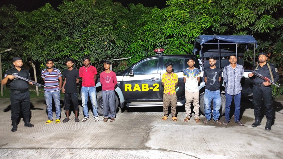 রাজধানীতে ‘হাতেনাতে’ ১০ ছিনতাইকারী আটক