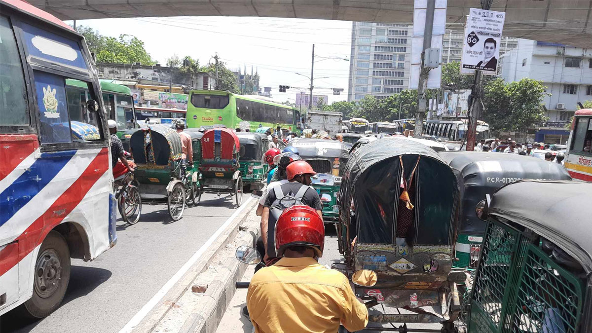 বিএনপির নেতাকর্মীদের দখলে সড়ক, যানজটে ভোগান্তি