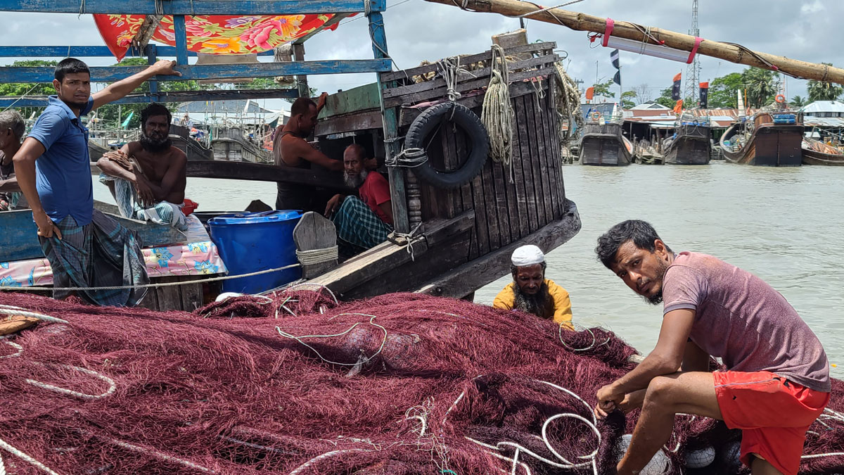 উত্তাল সমুদ্র, লোকসান জেনেও তীরে ফিরছে শতশত ট্রলার