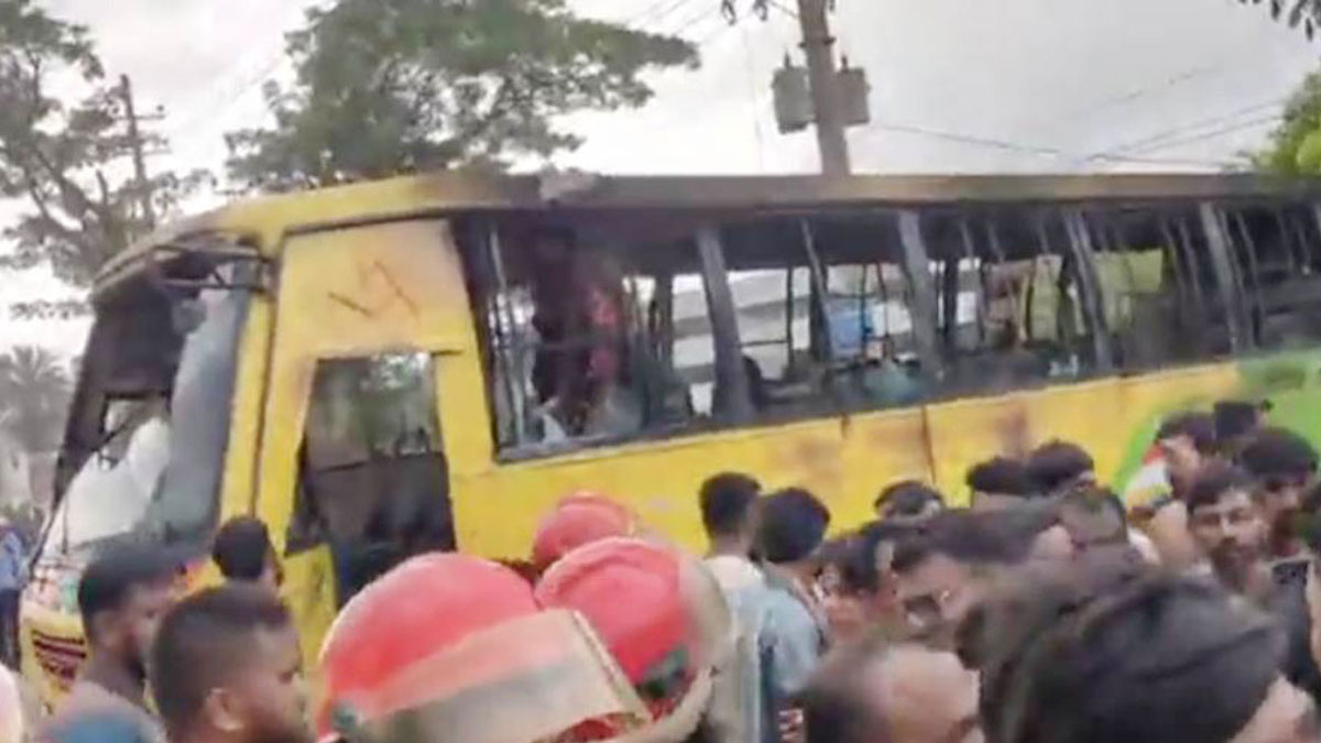 আশুলিয়ায় বাসে আগুন, বিএনপির ২ শতাধিক নেতাকর্মীর নামে মামলা