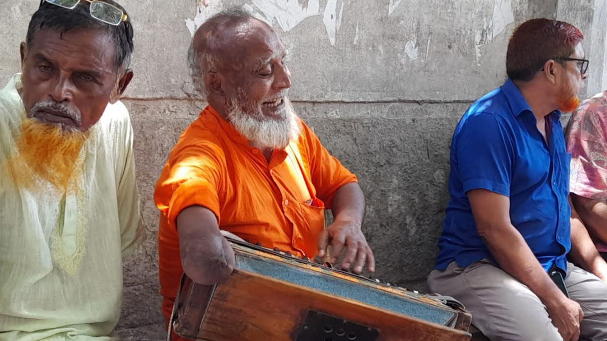 ৫২ বছর ধরে গান গেয়ে সংসার চালাচ্ছেন অন্ধ ইবাদুল বাউল