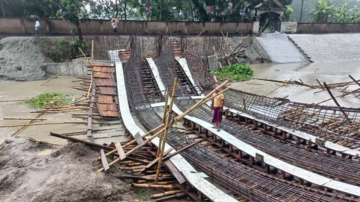 নির্মাণকাজ শেষ হওয়ার আগেই ধসে পড়ল সেতু 
