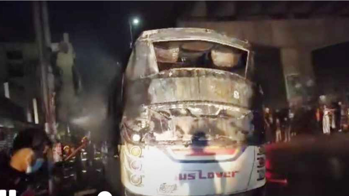 উত্তরায় ঈগল পরিবহনের বাসে আগুন