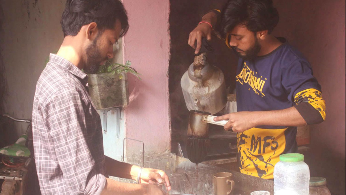 পড়াশোনার পাশাপাশি চায়ের দোকানে জীবন বদলের স্বপ্ন দেখেন সান-মুন