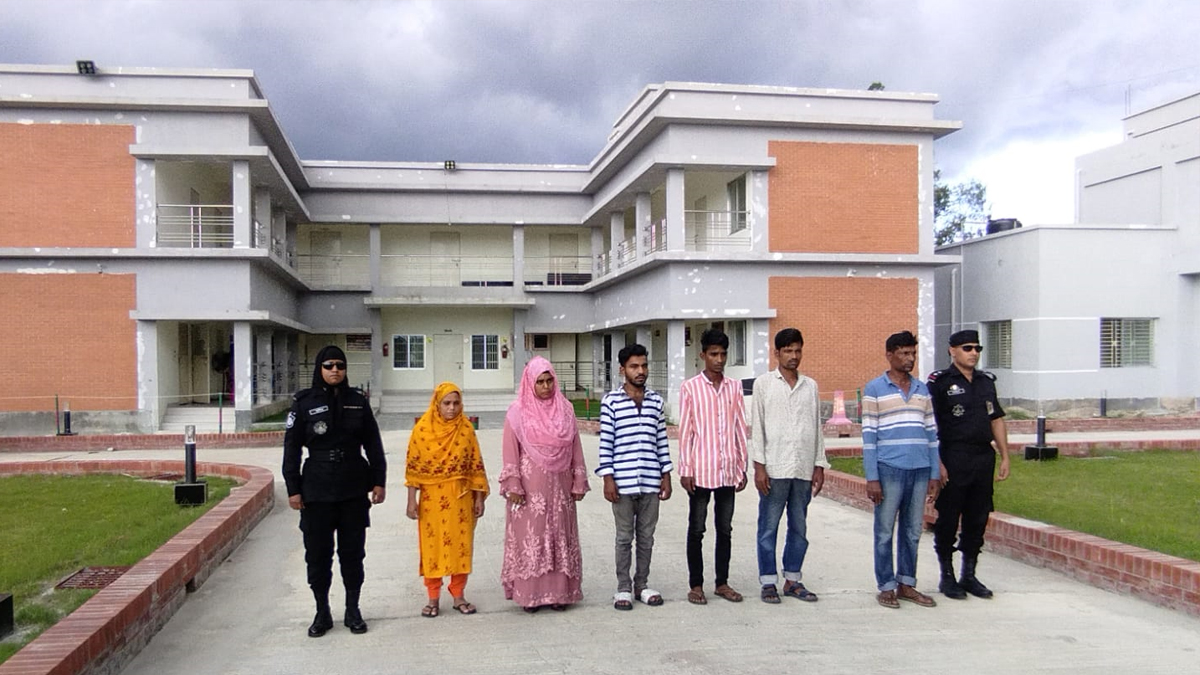 ‘চেতনানাশক বিস্কুট’ খাইয়ে ইজিবাইক ছিনতাই, চালকের সন্ধান মেলেনি