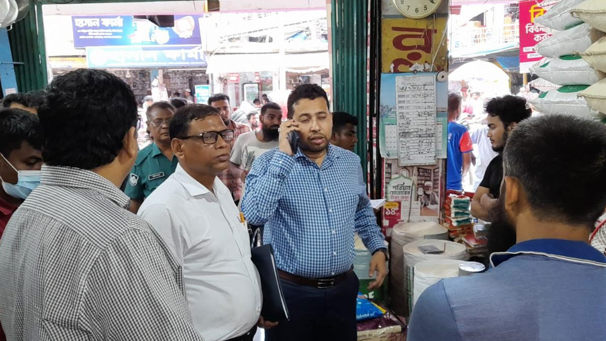 পাটের বস্তায় চাল বিক্রি না করায় দুই প্রতিষ্ঠানকে জরিমানা