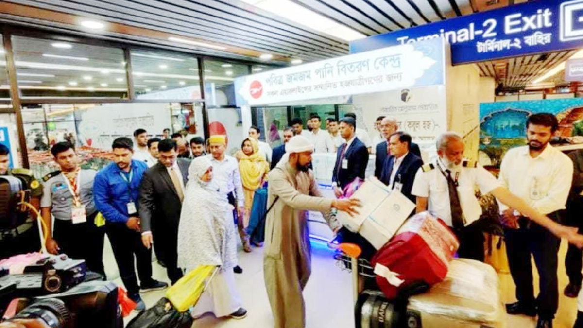 ৩৩৩ হাজি নিয়ে ঢাকায় পৌঁছাল প্রথম ফিরতি হজ ফ্লাইট
