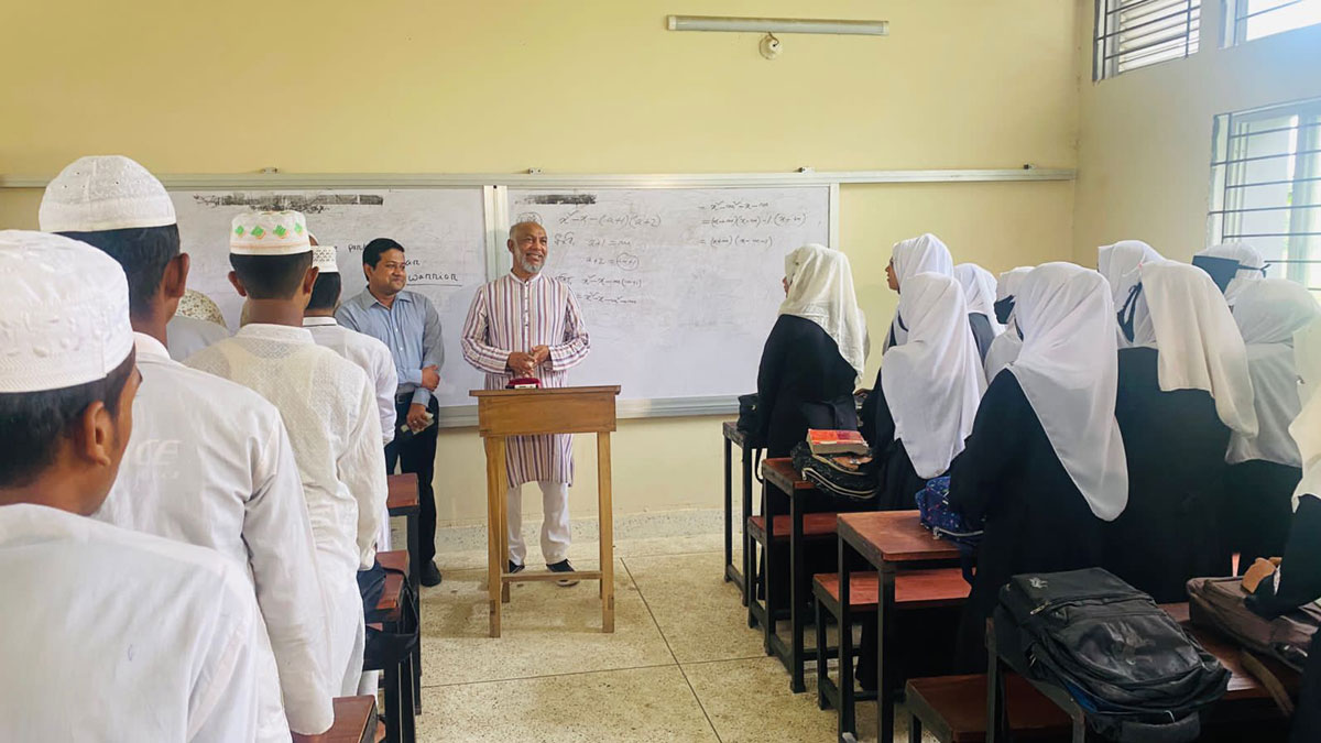 ব্রিজ উদ্বোধনে গিয়ে মাদরাসায় ক্লাস নিলেন এমপি ইব্রাহিম