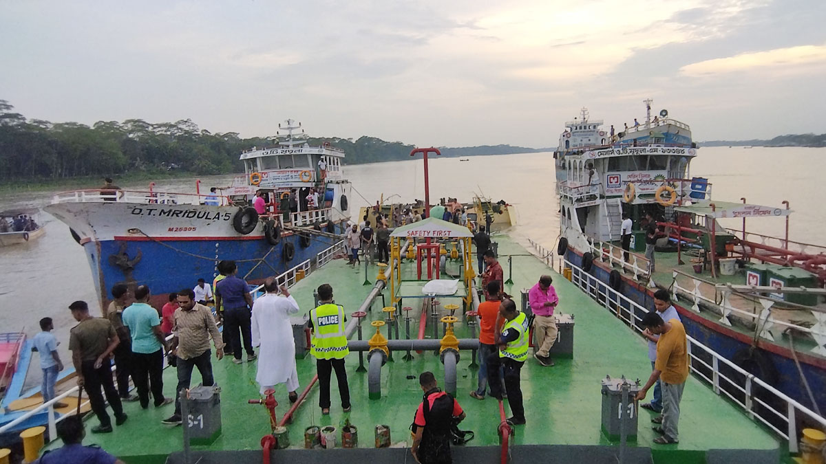 তেলবাহী জাহাজে বিস্ফোরণের ঘটনায় তদন্ত কমিটি গঠন