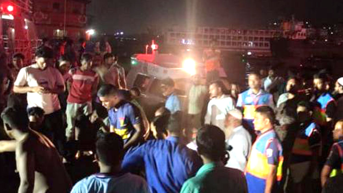 বুড়িগঙ্গায় ওয়াটার বাস ডুবে গেছে