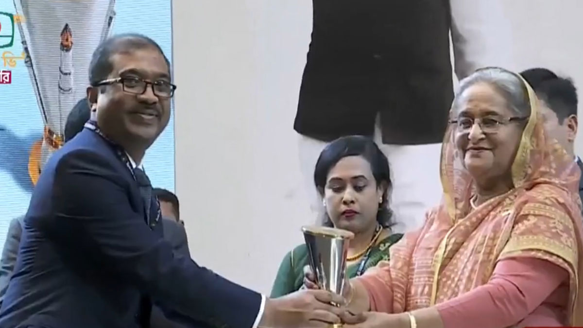 ২৮ কর্মকর্তা ও দুই দপ্তরের হাতে উঠল বঙ্গবন্ধু জনপ্রশাসন পদক