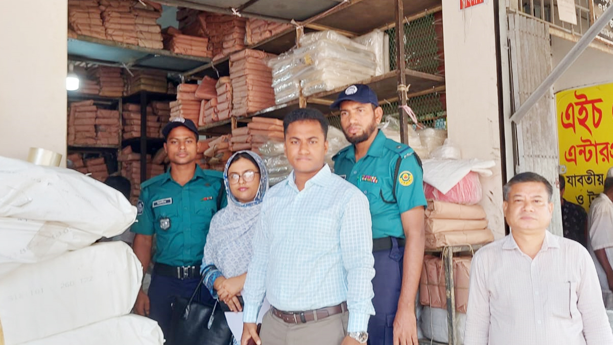চট্টগ্রামে ৩ হাজার কেজি পলিথিন জব্দ, ৪৩ হাজার টাকা জরিমানা