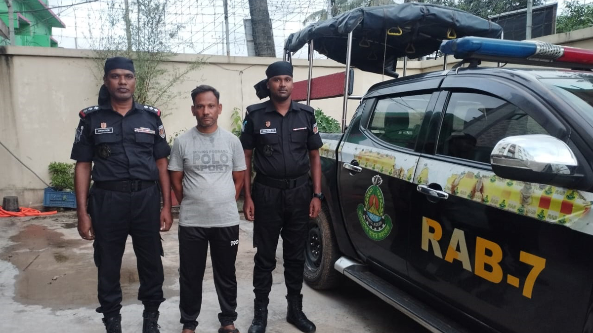 ডাকাতি-অস্ত্রসহ ১৪ মামলার পরোয়ানাভুক্ত আসামি গ্রেপ্তার