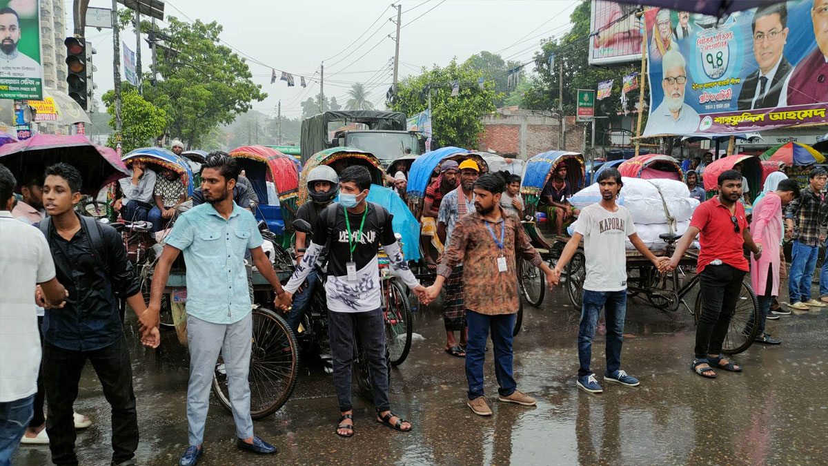 বৃষ্টিতে ভিজেও নীলক্ষেত অবরোধ করে রেখেছেন শিক্ষার্থীরা