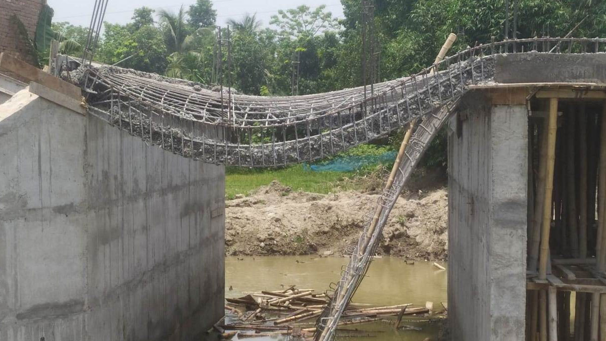 রাজবাড়ীতে ভেঙে পড়ল নির্মাণাধীন সেতু