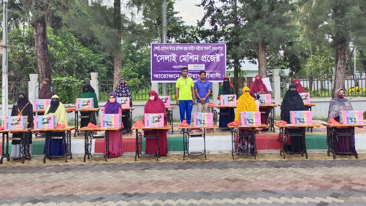 অসহায় নারীদের মাঝে সেলাই মেশিন বিতরণ