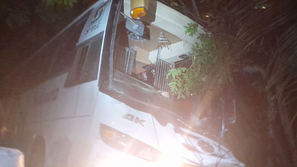 পিরোজপুরে বাস-অটোরিকশার মুখোমুখি সংঘর্ষ, আহত ৭