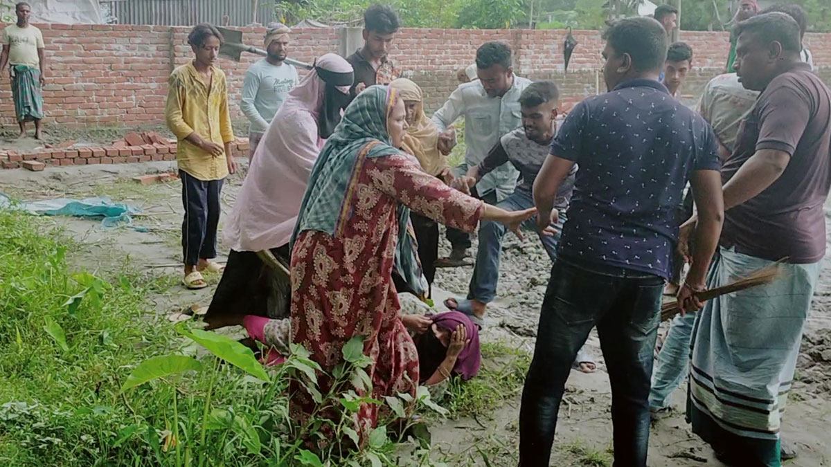 বরিশালে সাবেক সার্ভেয়ারের নেতৃত্বে প্রকাশ্যে তরুণীকে নির্যাতন