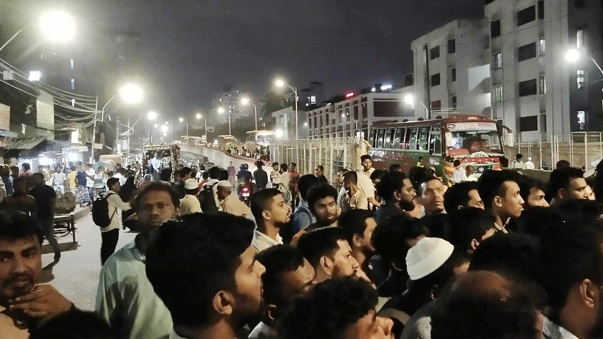 চানখারপুলে ঢাবি শিক্ষার্থীদের মারধর, প্রতিবাদে সড়ক অবরোধ