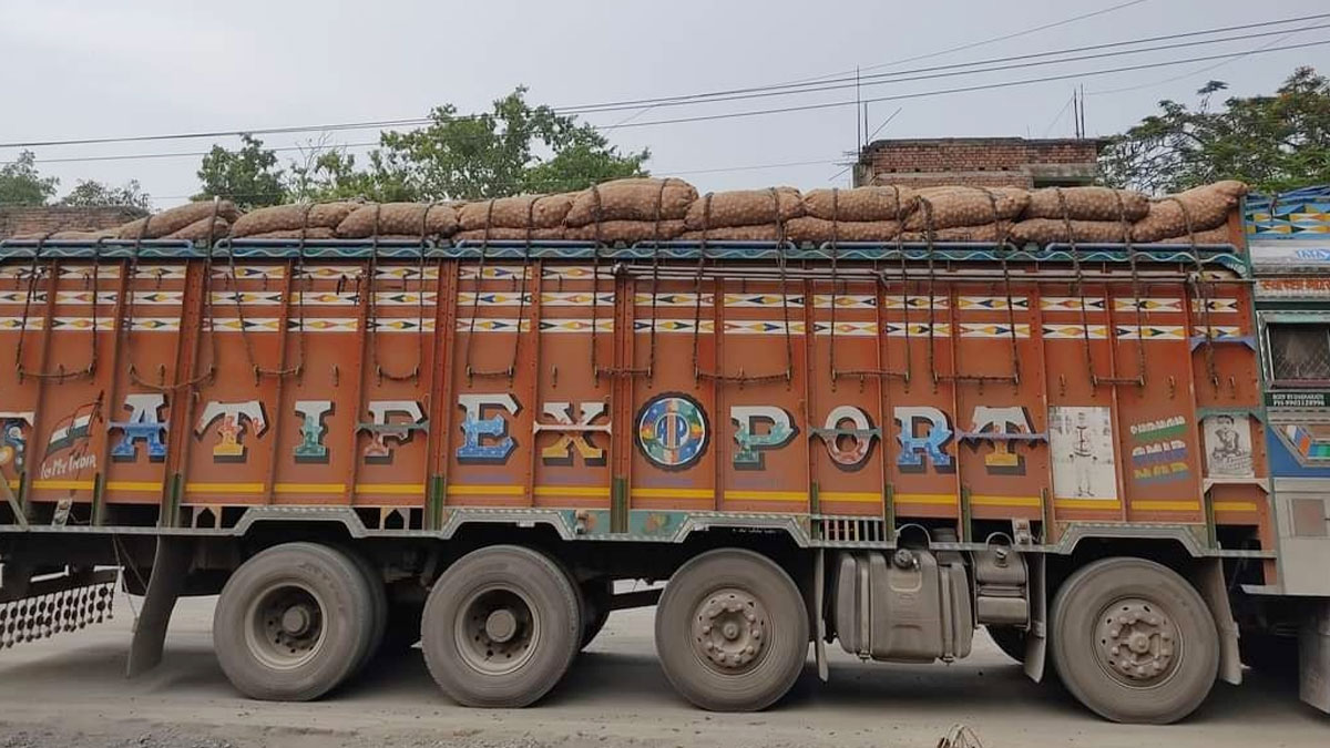 সোনামসজিদ স্থলবন্দর দিয়ে পেঁয়াজ আমদানি শুরু