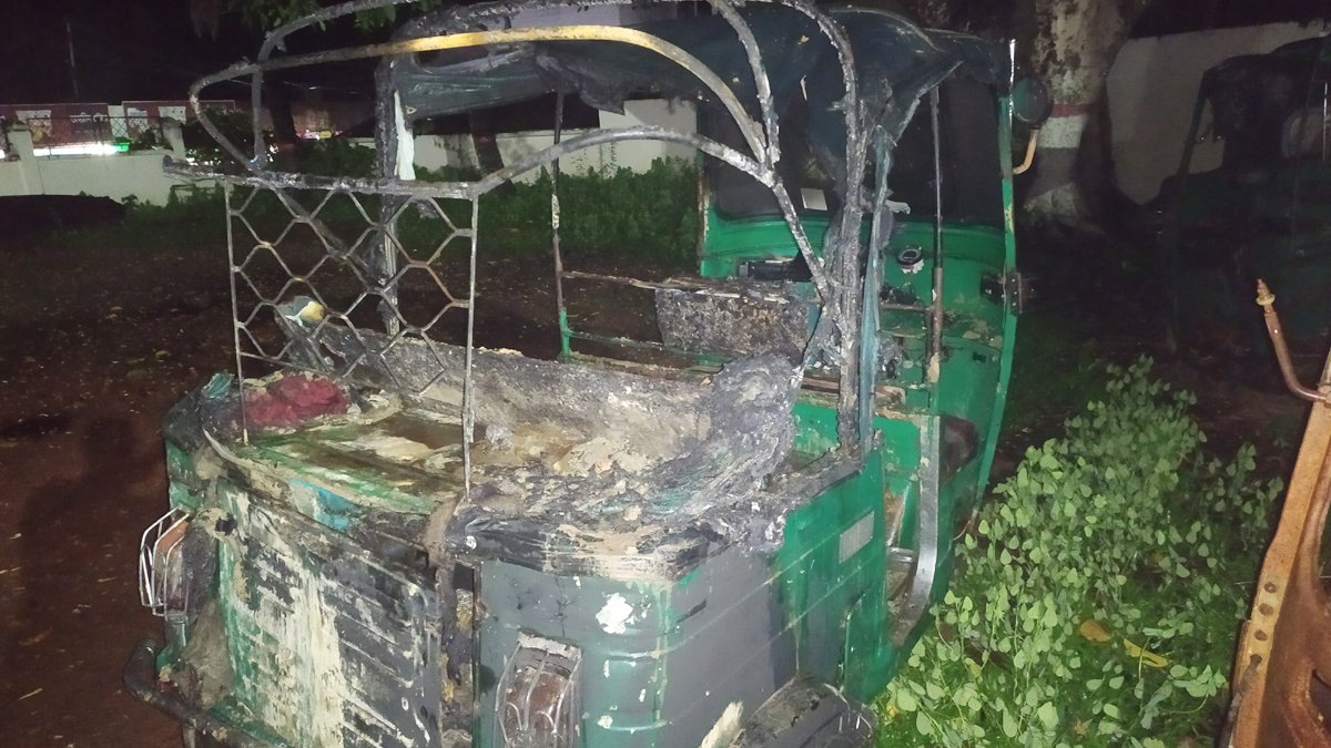 রাঙামাটিতে অটোরিকশায় দুর্বৃত্তদের আগুন, প্রতিবাদে শহরে অবরোধ