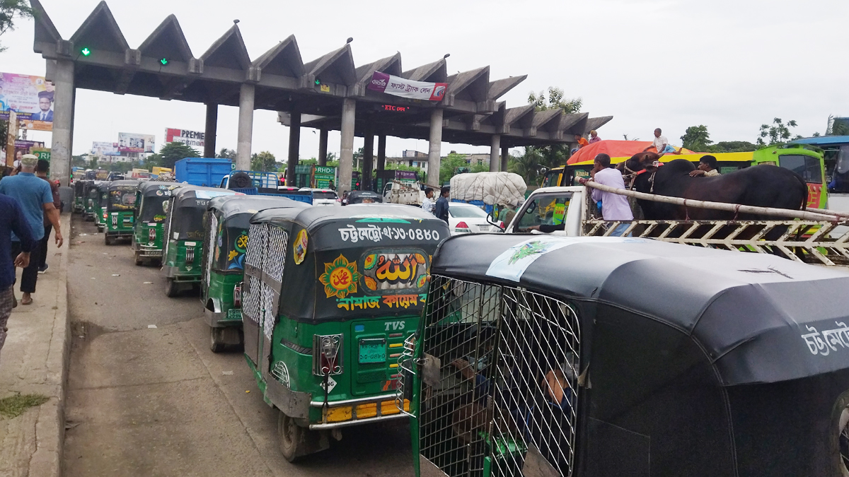 চট্টগ্রামের শাহ আমানত সেতু এলাকায় তীব্র যানজট