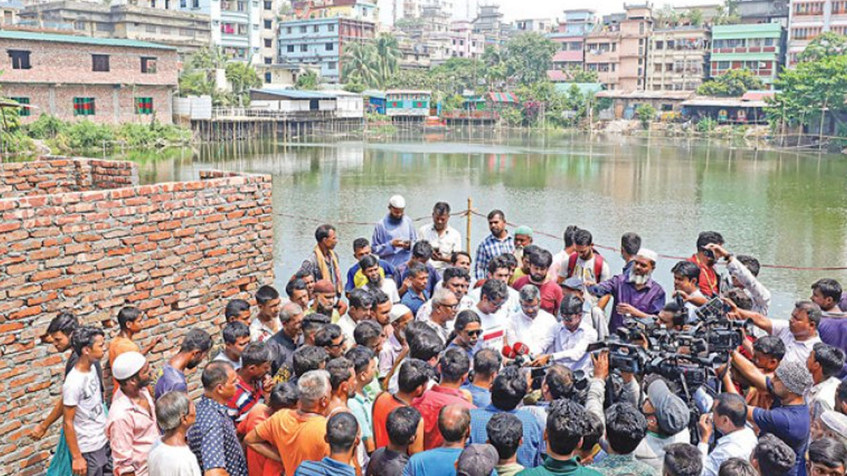 পুরান ঢাকায় শতবর্ষী পুকুর দখলে নিষেধাজ্ঞা চেয়ে রিট