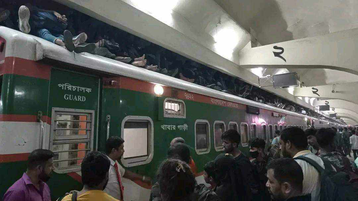 যাত্রীতে ঠাসা উত্তরের ট্রেনগুলো