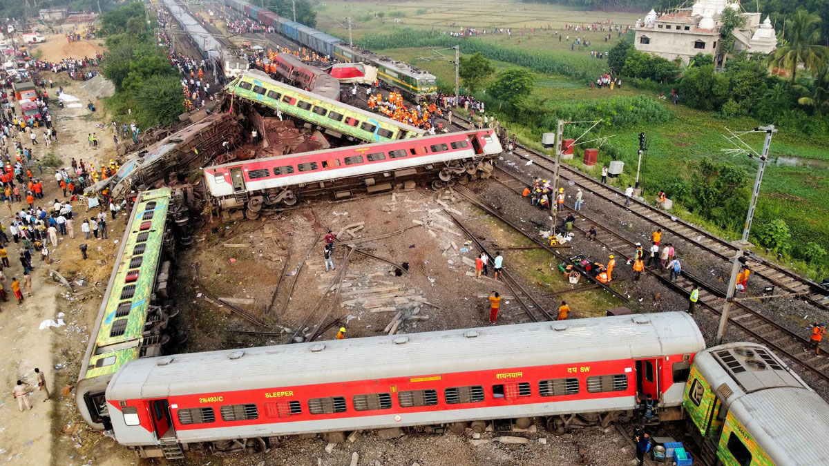 ভারতে ট্রেন দুর্ঘটনা: উদ্ধার অভিযানে সেনা মোতায়েন