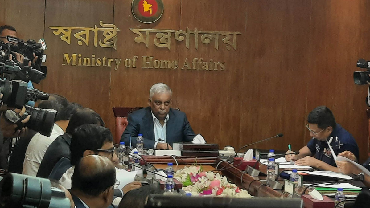 ঈদযাত্রায় লঞ্চে ধারণক্ষমতার বেশি যাত্রী ওঠালে ব্যবস্থা 