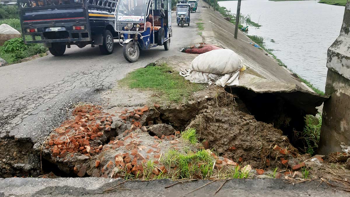 আজমিরীগঞ্জে সেতুর গোড়ায় ভাঙন, দুর্ঘটনার শঙ্কা