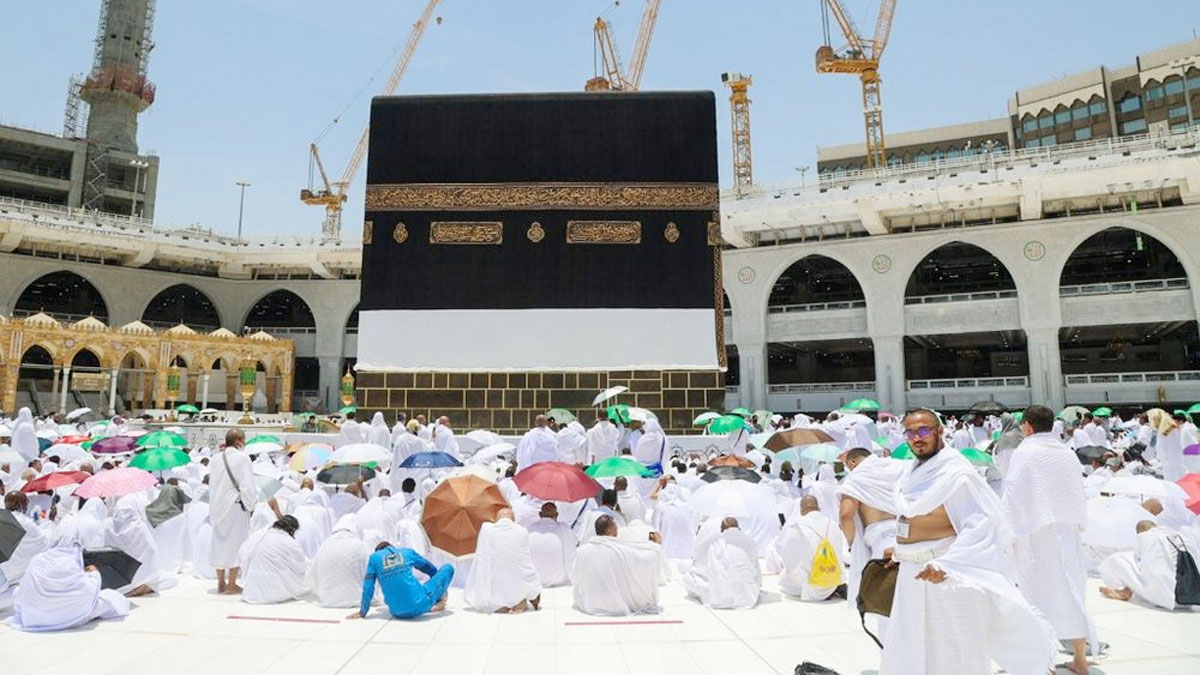 তীব্র গরম উপেক্ষা করে মক্কায় উপস্থিত লাখ লাখ হজযাত্রী