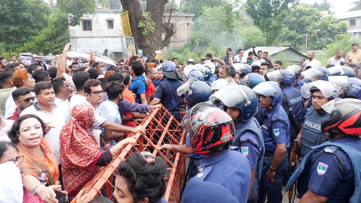 ঝিনাইদহে বিএনপির অবস্থান কর্মসূচিতে পুলিশের বাধা