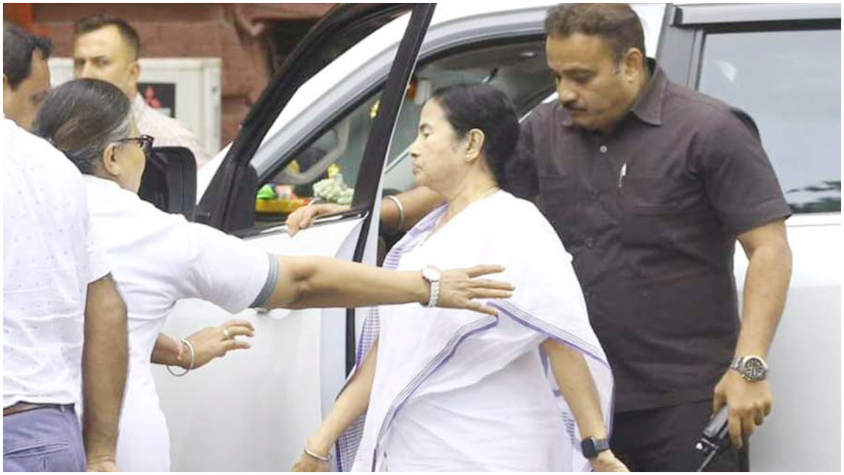 ঝড়ের কবলে হেলিকপ্টার, আহত মমতাকে নেওয়া হলো হাসপাতালে