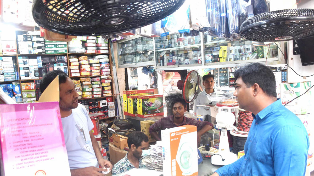 দ্বিগুণ দামে চার্জার ফ্যান বিক্রি, দুই ব্যবসায়ীকে জরিমানা