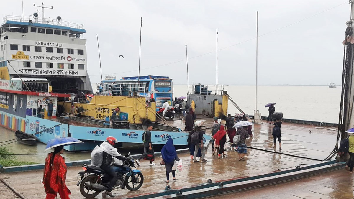 পাটুরিয়ায় ফেরি-লঞ্চ পারাপারে স্বস্তি, বৃষ্টিতে দুর্ভোগ