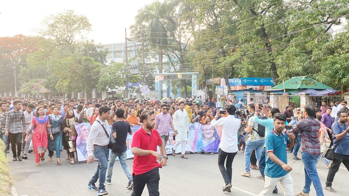 বাজেটকে স্বাগত জানিয়ে ঢাবিতে ছাত্রলীগের আনন্দ মিছিল