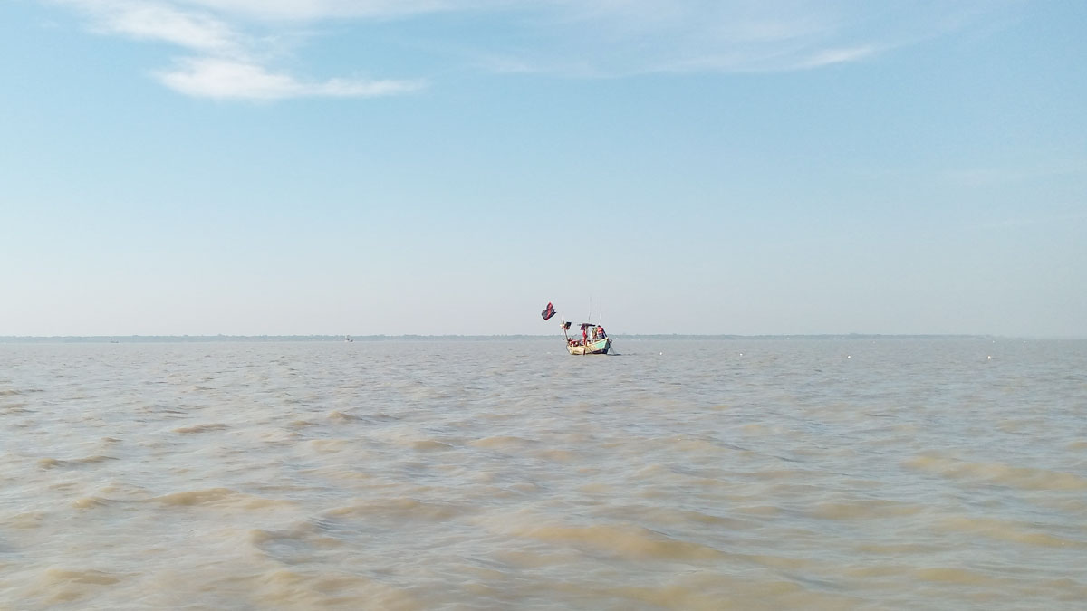 বঙ্গোপসাগরে ট্রলার ডুবি, জীবিত উদ্ধার ৮ 