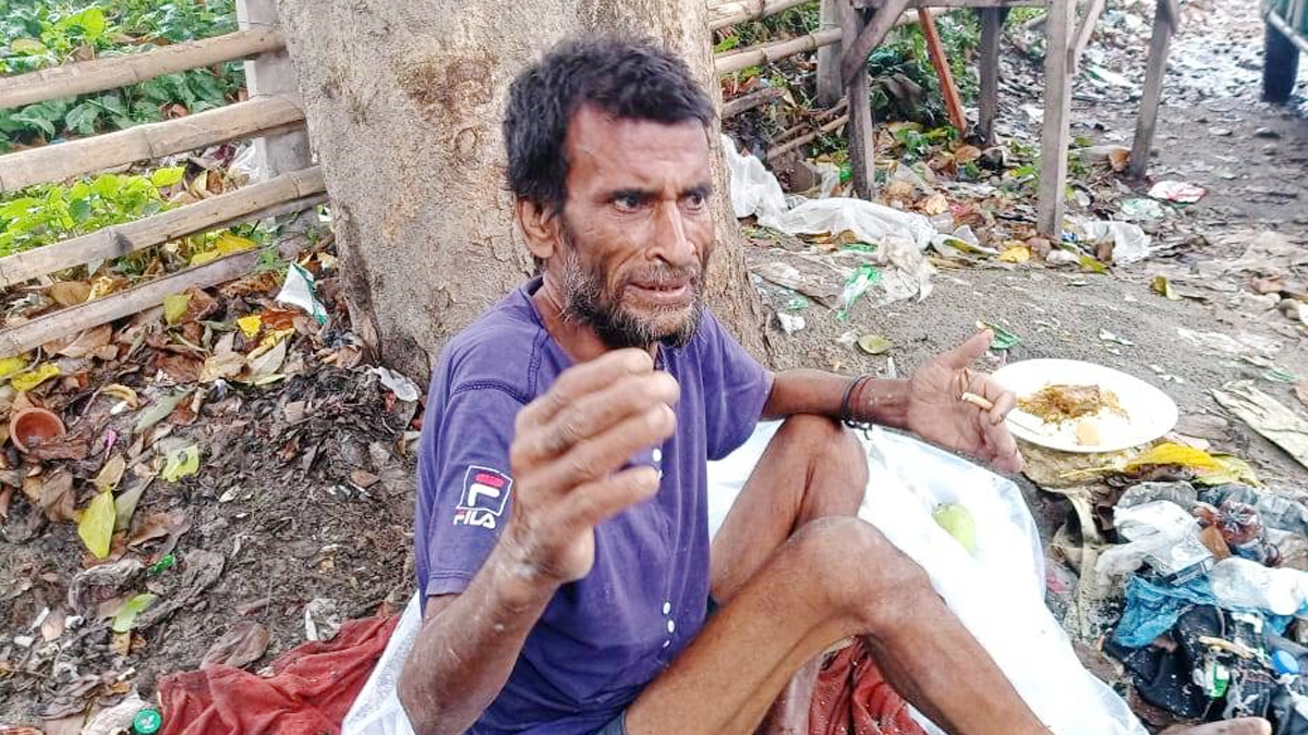 পুলিশের সহায়তায় হাসপাতালে ঠাঁই পেলেন রাস্তায় পড়ে থাকা ব্যক্তি