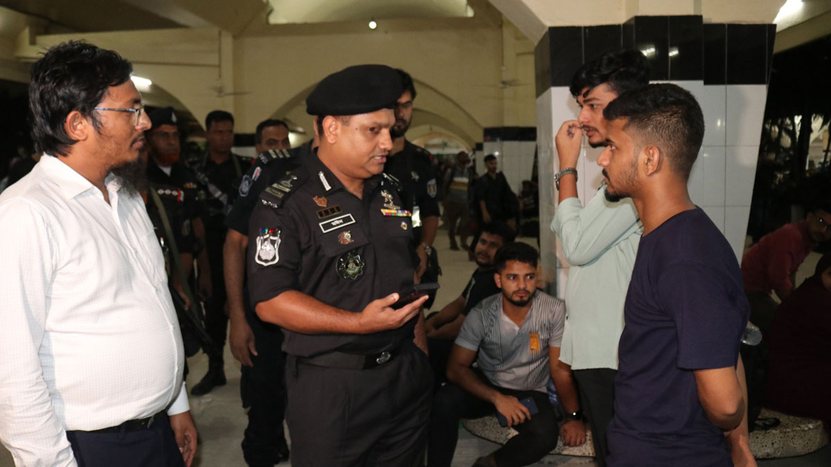 কমলাপুরে যাত্রী হয়রানি : র‍্যাবের অভিযানে জরিমানা ১ লাখ