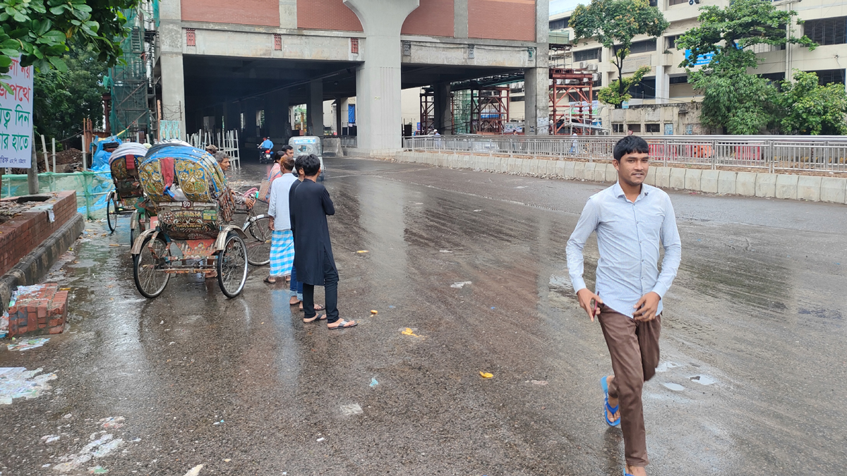 দিনভর বৃষ্টিতে ঈদ আনন্দে ভাটা