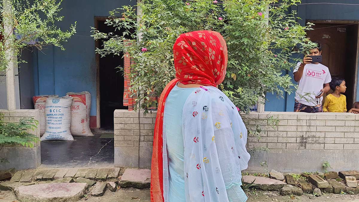 বিয়ের দাবিতে ওসির বাড়িতে নারী উদ্যোক্তার অনশন!