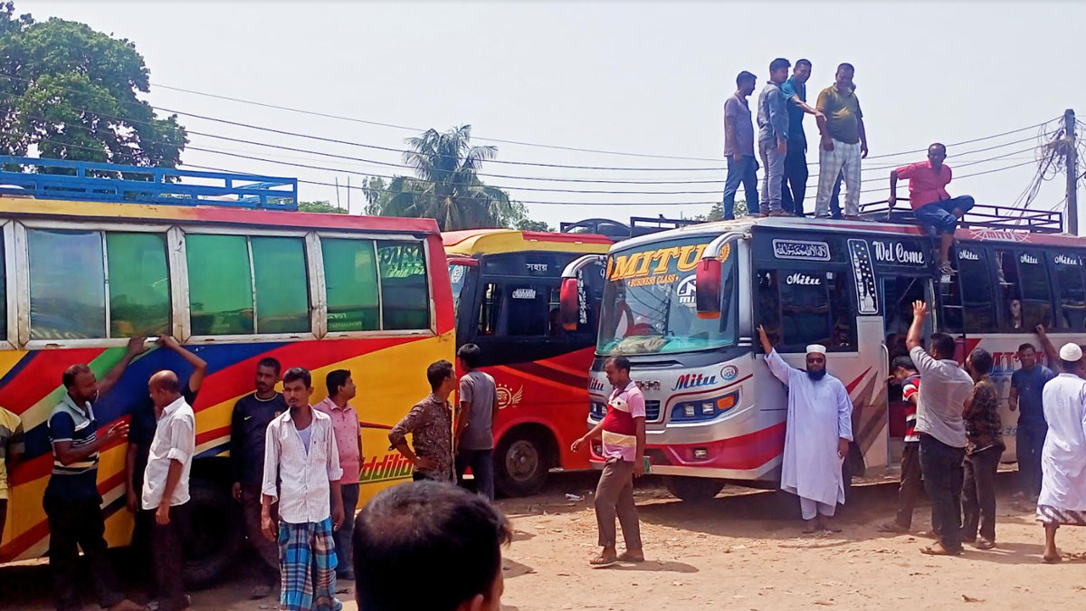 নওগাঁর অভ্যন্তরীণ রুটে বাস চলাচল বন্ধ