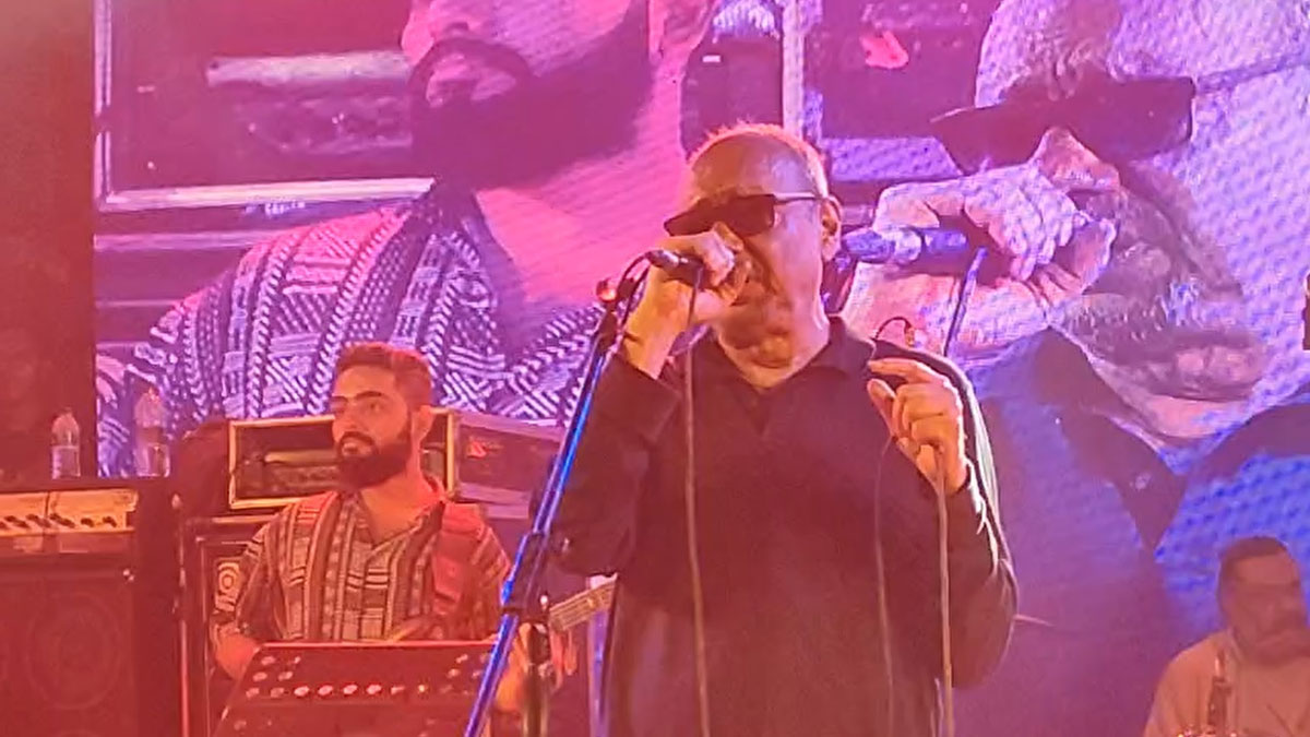জাবির মুক্তমঞ্চ কাঁপালেন অঞ্জন দত্ত