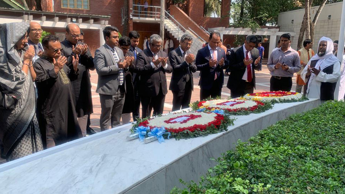 বঙ্গবন্ধুর সমাধিতে ফরেন সার্ভিস অ্যাসোসিয়েশনের শ্রদ্ধা