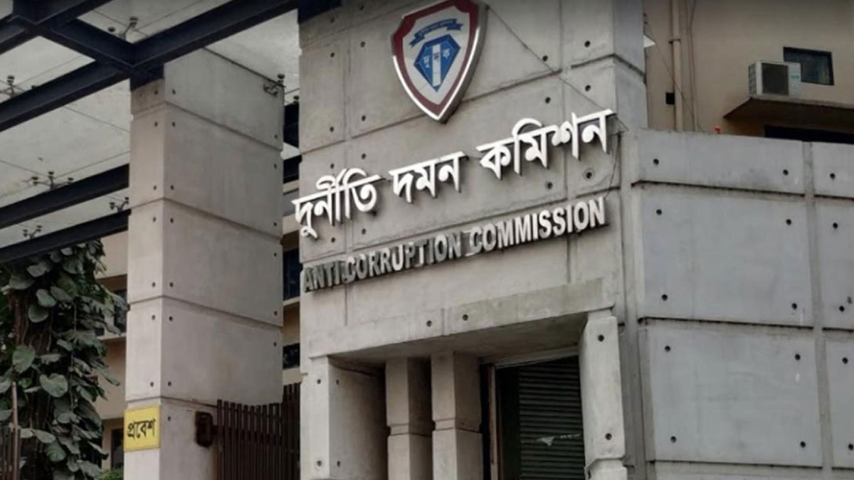 চেকের ফাঁকা জায়গায় অঙ্ক বসিয়ে ৩৭ লাখ টাকা আত্মসাৎ
