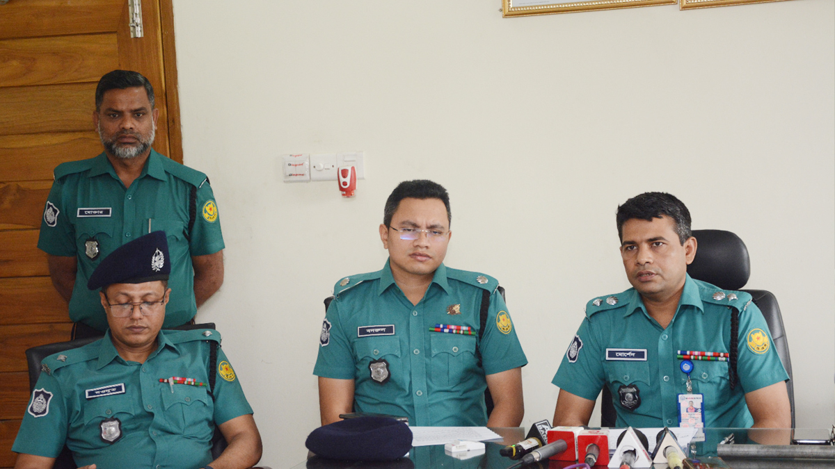 তুরাগে পুলিশ কর্মকর্তাকে ছুরিকাঘাতের ঘটনায় গ্রেপ্তার ৩