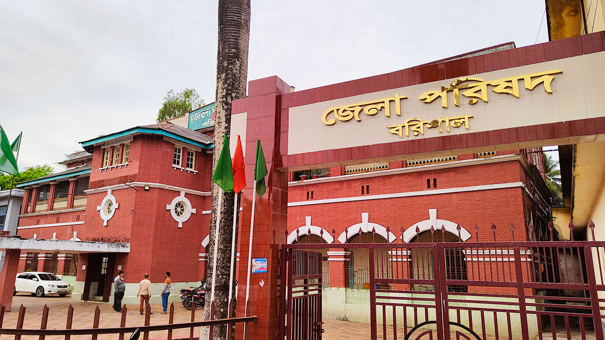 প্রধান নির্বাহীকে শাসাতে ছাত্রলীগ নেতাদের কল চেয়ারম্যান পুত্রের!